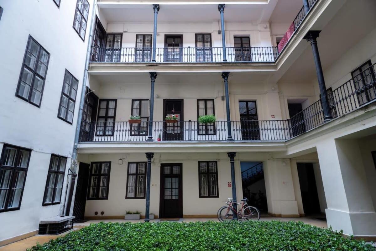 Lovely Downtown Apartment Close To The Basilica Budapest Exterior photo