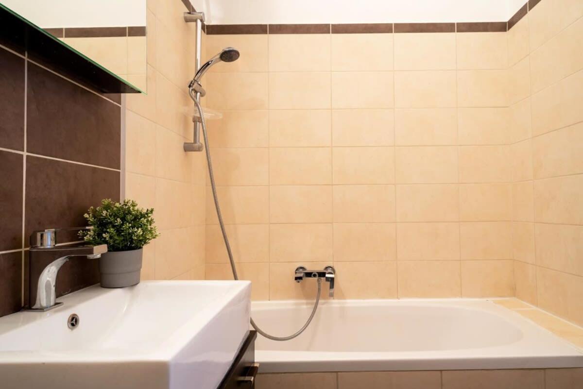 Lovely Downtown Apartment Close To The Basilica Budapest Exterior photo