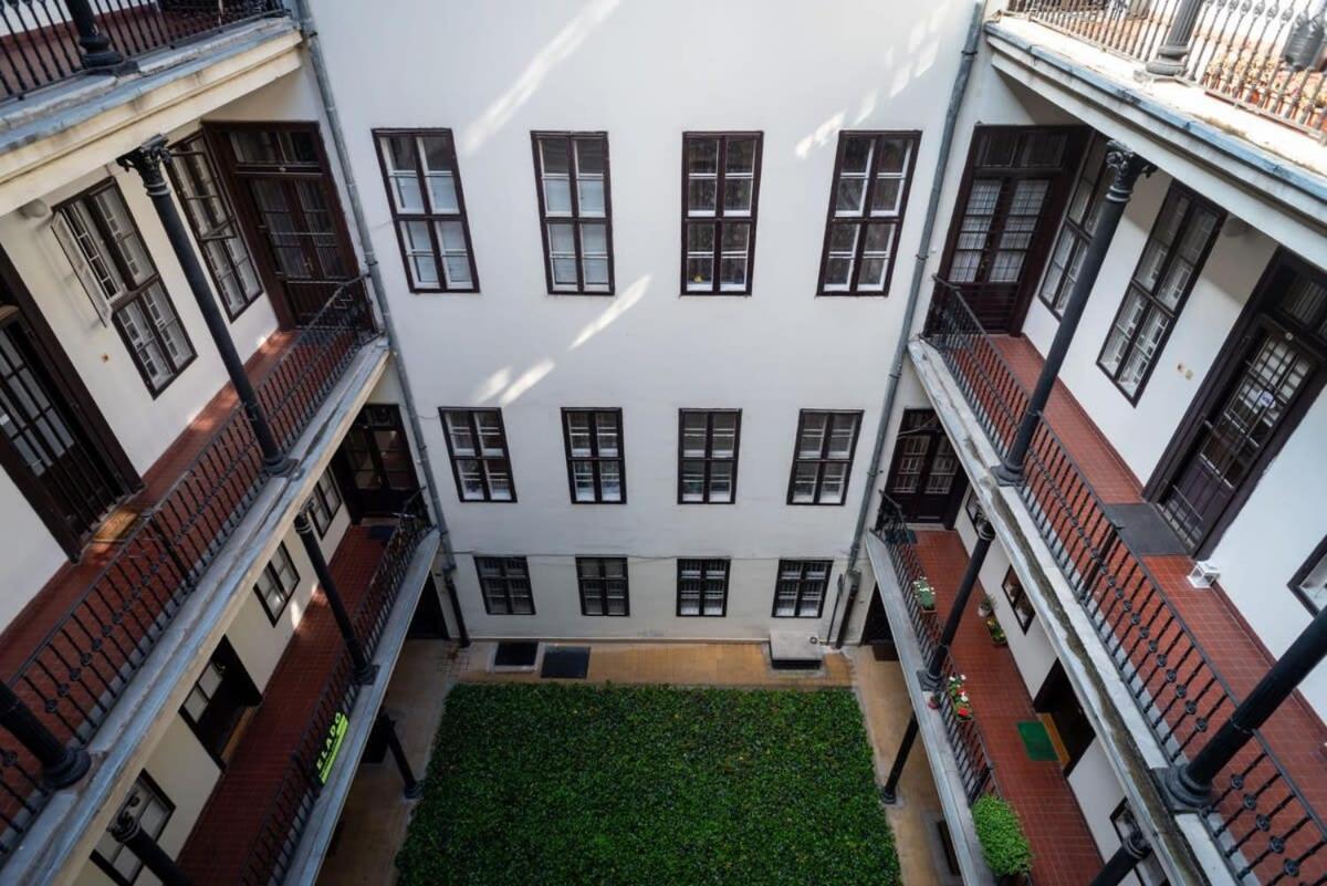 Lovely Downtown Apartment Close To The Basilica Budapest Exterior photo